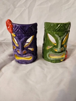 Candelabros Yankee Candle Tiki Tea Light púrpura y verde 2 pulgadas de ancho X 3,50 de alto Foto 1 de 3