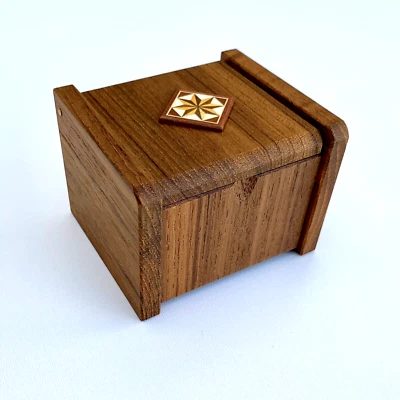 Karakuri Box: Deception Box, japanische Trickkiste, Puzzlebox, NEUWERTIG - Bild 1 von 3