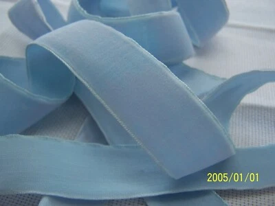 Ancien ruban en velours ras. Couleur bleu ciel.  Vendu au mètre. Réf N°313 - Photo 1/4