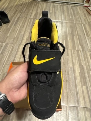 NIKE AIR DIAMOND TURF II - Talla 6Y - 488294-018 Negro y Amarillo Foto 1 de 4