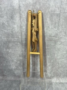 Vintage Mädchen Holzspielzeug Quetschen Flip Trapez Akrobat Turner Werke Volkskunst 12,5 Zoll - Bild 1 von 4