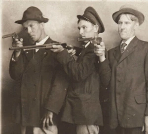 RPPC Uomo Pistola Fucile Pistola Foto Reale Cartolina Armata - Foto 1 di 3