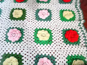 Rose afgane vintage all'uncinetto a mano 3 colori 3D Granny Square 60"x57" ottime condizioni - Foto 1 di 4