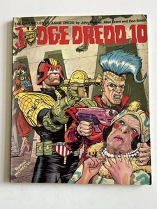 Chronicles of Judge Dredd Judge Dredd 10 First Edition SoftBack Titan 1986 - Imagen 1 de 8