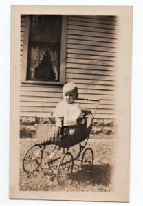 VINTAGE SCHNAPPSCHUSS FOTO EINES BABY IN EINER WEIDENWAGEN - Bild 1 von 2
