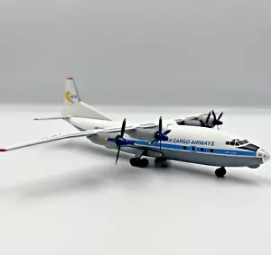 Modello di aeromobile Antonov 12 An-12 Ukrainian Cargo Airways scala UR-UCN 1/200 - Foto 1 di 18