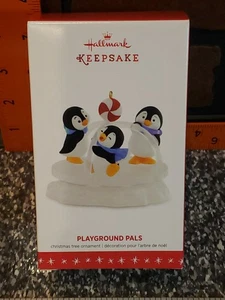 Original Hallmark Andenken 2016 Spielplatz Freunde Pinguine Weihnachtsschmuck - Bild 1 von 8