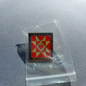 Norman OK Guild Área Quilters Oklahoma Acolchado Nuevo Sombrero Chaqueta Solapa Prendedor  - Imagen 1 de 2