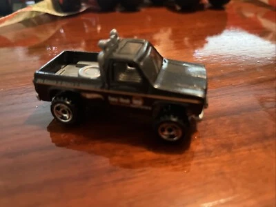 Veículo Hot Wheels Tony & Noah Construction preto picape WOB em escala 1/64th 1977 - Imagem 1 de 4