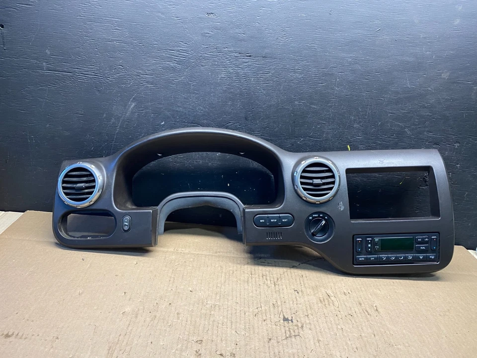 2003 to 2003 Ford Expedition Dashboard Speedometer Radio Bezel Air Vent o6940 DG - Imagem 1 de 4