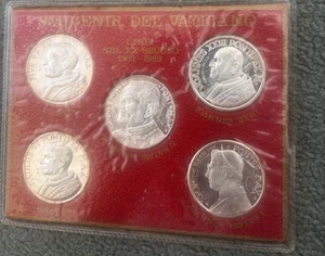 Vatican Souvenir 5 Medal Set Celebrating the 5 Popes from 1939 -1983 - Picture 1 of 2