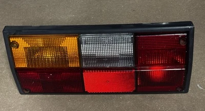 Conjunto de lente de luz trasera izquierda Volkswagen Vanagon 1981-1991 con soporte para bombilla Foto 1 de 4