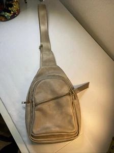 Bolso bandolera beige tostado con detalles dorados usado en excelente estado - Imagen 1 de 8