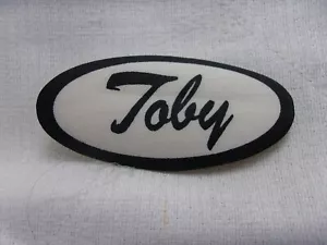 TOBY USATO TUTTO SCHERMO SETA CUCITO SUL NOME ETICHETTA PATCH OVALE NERO SU BIANCO - Foto 1 di 2