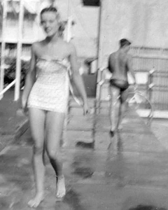 ORIGINAL VINTAGE FOTO Hawaii Marine Matrose Mann Mann Frau Badeanzug Pool Schwimmen 50er - Bild 1 von 2