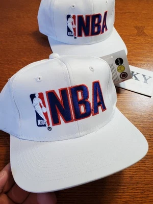 Nuevo de Lote Antiguo Años 90 Deportes Especialidades NBA Logo Ajustable Snapback Sombrero Blanco Foto 1 de 4