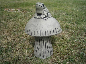 Frog Mushroom Stone Garden Ornament - Picture 1 of 3