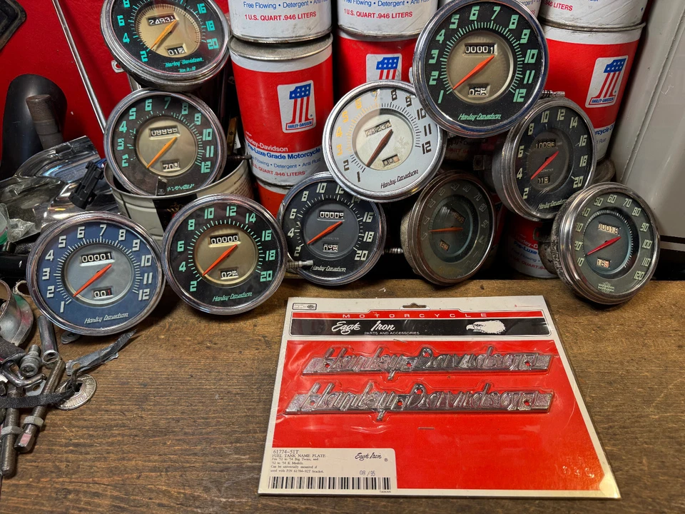 Harley-Davidson H-D TANK EMBLEM 61774-51T 2er-Set mit Halter für Fat Bob Tanks