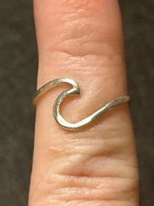 ANELLO DELICATO ARGENTO STERLING ONDA OCEANICA TAGLIA 5,5 - Foto 1 di 4