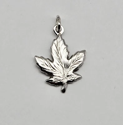 Pingente Berloque Folha de Bordo Prata Esterlina – Assinado BMCO – Design Folha Natural 2,0g - Imagem 1 de 3