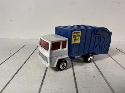 Matchbox MB36 Superfast Garbage Refuse Truck 1984 Metro D.P.W. 66 1/86 Scale - Image 1 of 4