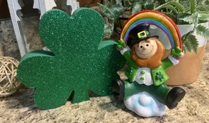 Glitzer grün Kleeblatt & lächelnder Kobold Figur hält Regenbogen U1b - Bild 1 von 7
