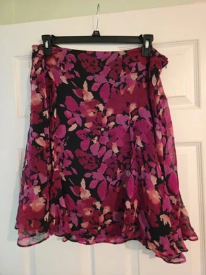 Falda acampanada New York & Company con volantes dobladillo talla 16 forrada con cremallera borgoña floral Foto 1 de 4