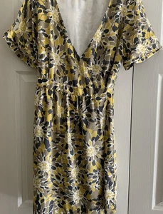 Banana Republic Dress 12 Sunflowers V Neck Belted Cuffed Short Sleeves - Picture 1 of 7