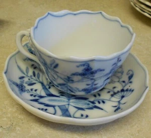 Taza de té y platillo Meissen pintado a mano patrón de cebolla azul mango entrelazado - Imagen 1 de 7