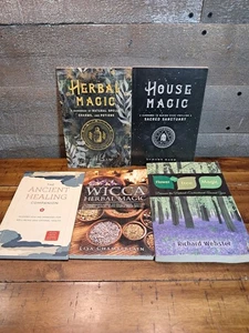 Wicca Herbal Magic: A Beginners Guide + 4 Other Magic Books - Foto 1 di 10