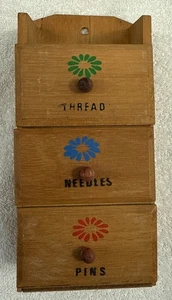 Mini Vintage Nähbegriff zum Aufhängen aus Holz 3 Schubladen - Bild 1 von 5