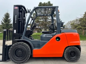 2018 TOYOTA 8FG45U 10,000LB CAPACITY LPG POWERED PNEUMATIC FORKLIFT HI LO LIFT - Picture 1 of 14