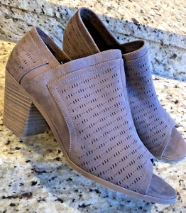 Faux Suede Women's Shoe gray Taupe block heel size 11 NEW By Madeline Girl - Picture 1 of 4