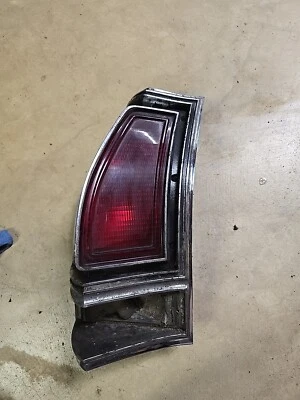 Dodge Coronet 1974-1978 camioneta lado conductor luz trasera carcasa 3728397 #2 Foto 1 de 4