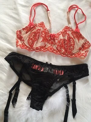 NUEVO CON ETIQUETAS Victoria's Secret Sexy Terciopelo Deshuesado Sujetador Conjunto de Liga 32C S Rojo Negro RARO Foto 1 de 4