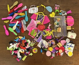 Gran lote de accesorios vintage años 90 mayormente Barbie - Imagen 1 de 8