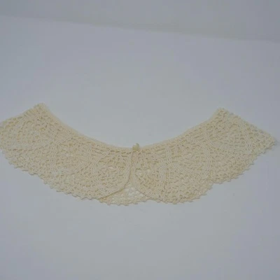 De colección Hecho a Mano Ganchillo Festoneado Crema Cuello Perlado Botón Cottagecore Usado en Excelente Condición Foto 1 de 4