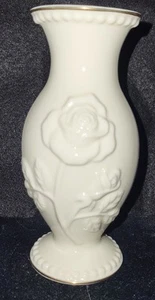 Lenox Elfenbein Blumenpracht Vase mit geprägtem Rosenblumendesign & Goldrand - Bild 1 von 4
