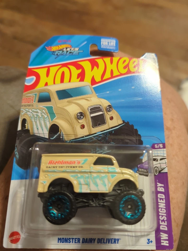 Monster Dairy Delivery HW beige Hot Wheels 2025 diseñado por #133 Foto 1 de 2