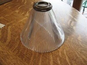 Lampada a sospensione vintage olofano a coste vetro trasparente paralume ottone attacco - Foto 1 di 12