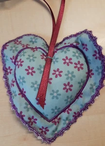 Süßes Herz aus Stoff, Shaby Chic Anhänger - HANDARBEIT 💙💙 MEHRFARBIG - Bild 1 von 4