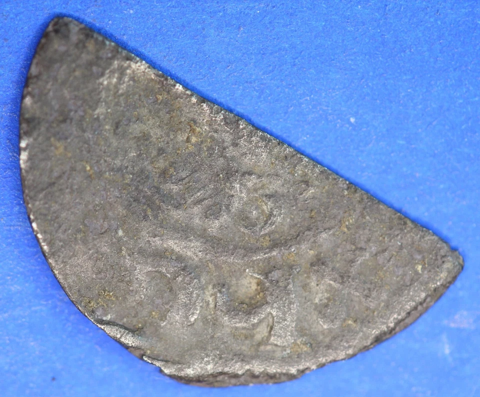 Medieval hammered short cross silver cut half penny, 0.45g    [31029] - Image 1 of 2