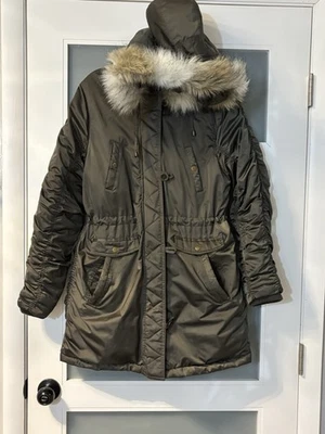 Maurices Puffer 女式中号棕色缎面绗缝拉链口袋连帽外套 — 第 1/4 张图片