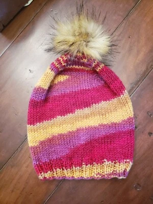 Nuevo Slouchy para mujer con pompón. Dorado, tostado, morado, granate. Tejido a mano Foto 1 de 2