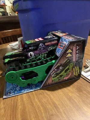 Monster Jam Official Grave Digger Trax All-Terrain Remote Control Car Truck 1:15 - Image 1 of 4