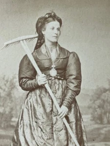 JEWISH WORKING LADY - MARIENBAD BOHEMIA - 1860s CDV PHOTOGRAPH - Picture 1 of 3