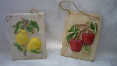 DOS PLACAS DE FRUTA DE RESINA O TIZA UNA MANZANA Y UNA PERA 8"X6" Foto 1 de 2