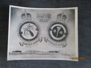 RAF STATION 'BENBECULA' SCOTLAND ORIGINAL WW2 PHOTO OF SKETCHED SQUADRON CRESTS - Imagen 1 de 3