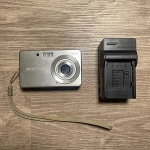 Fujifilm FinePix J10 8.2MP Digital Camera Tested + Charger & Battery - Picture 1 of 11