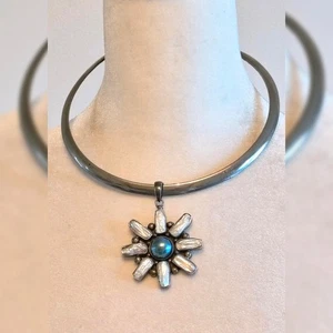Vintage Kunsthandwerk Silber Stern Blume Anhänger Halskette blau Mabe weiß Biwa Perle  - Bild 1 von 4